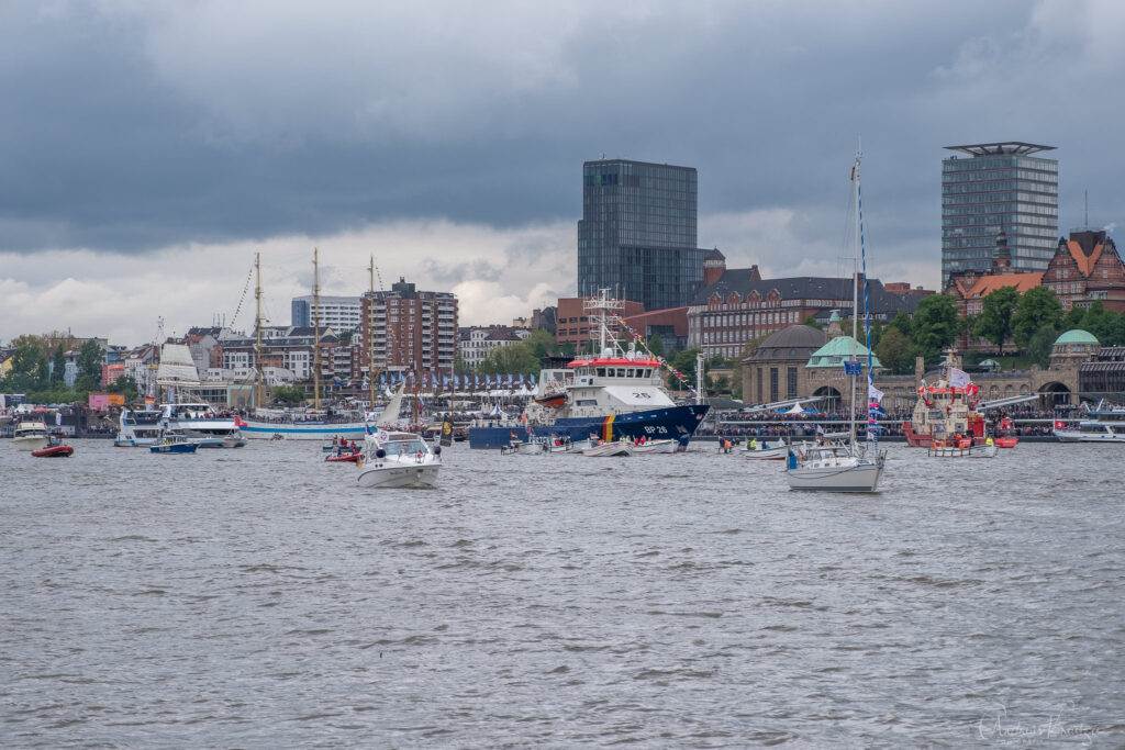 Einlaufparade zum 830. Hafengeburtstag