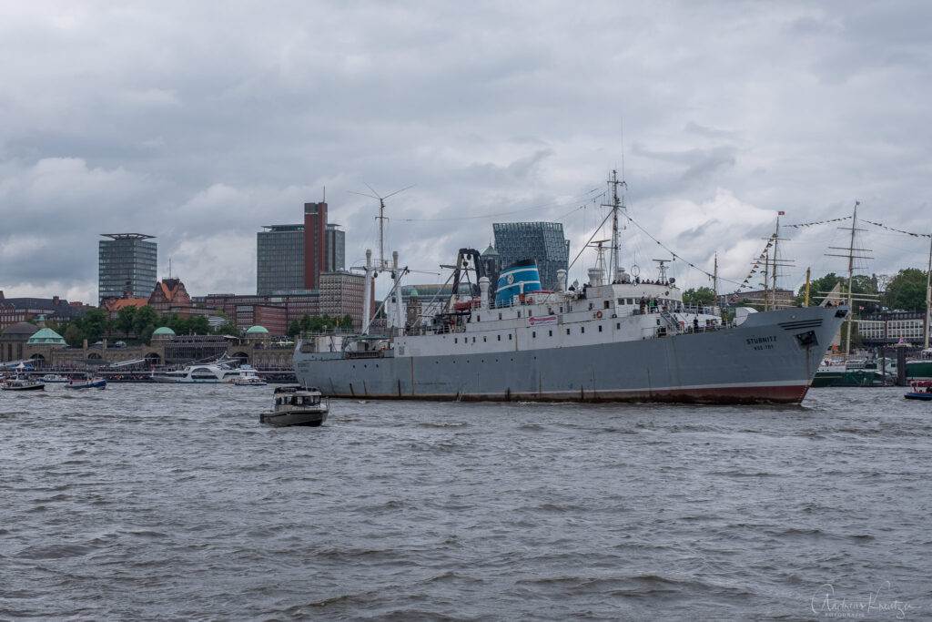 Einlaufparade zum 830. Hafengeburtstag