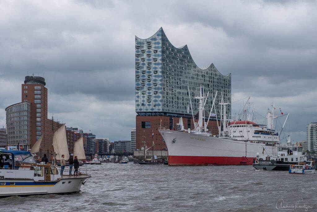 Einlaufparade zum 830. Hafengeburtstag