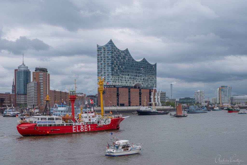 Einlaufparade zum 830. Hafengeburtstag
