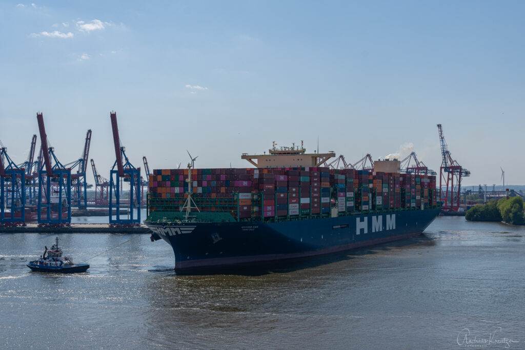 Containerschiff HMM Oslo in Hamburg