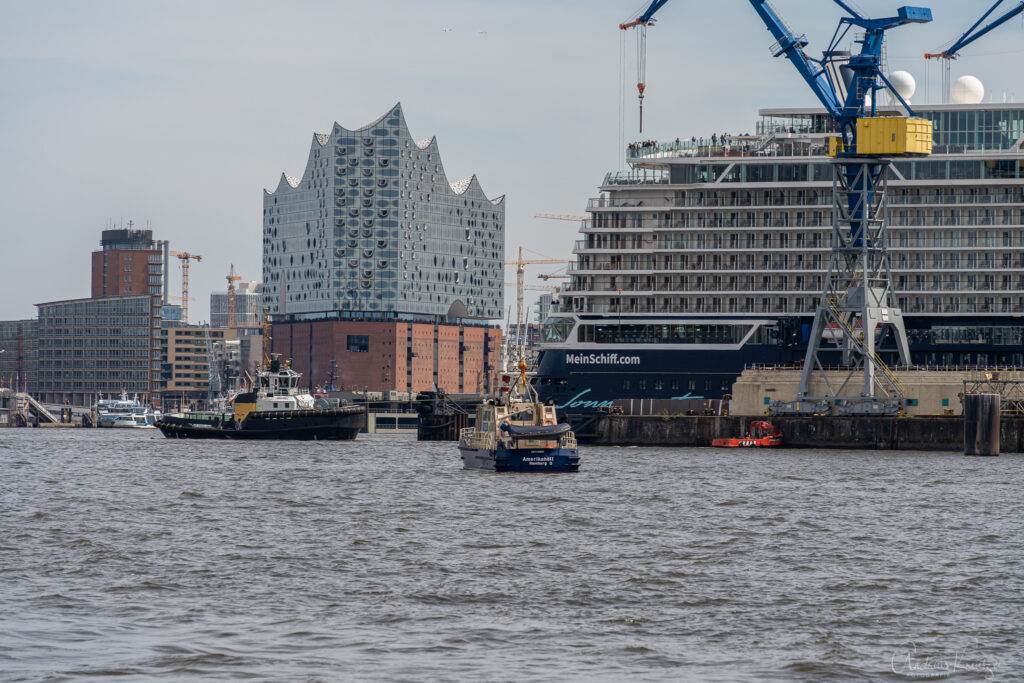 Mein Schiff 1 beim Ausdocken in Hamburg am 01. Mai 2023