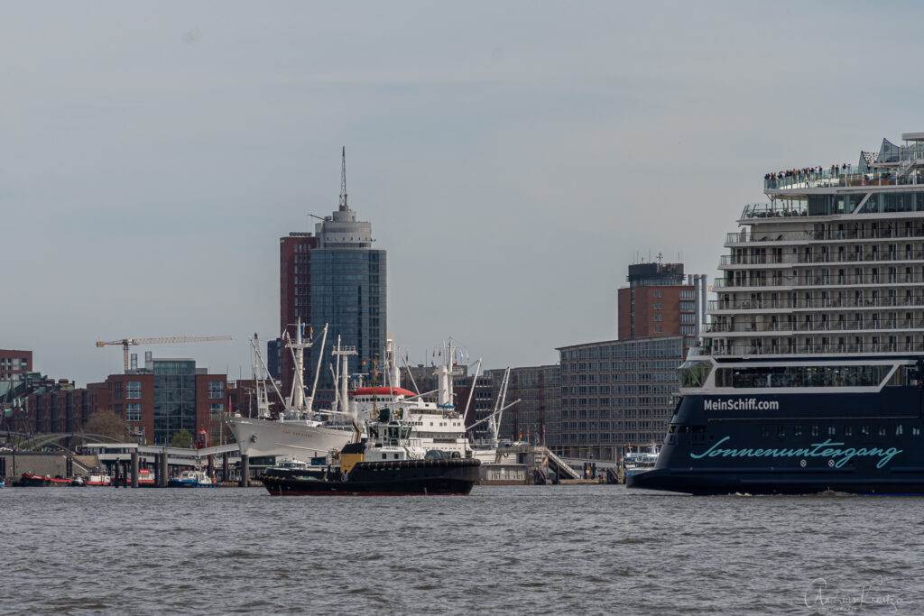Mein Schiff 1 beim Ausdocken in Hamburg am 01. Mai 2023
