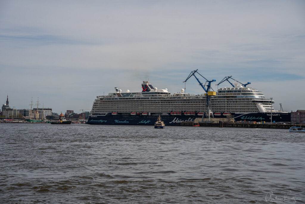 Mein Schiff 1 beim Ausdocken in Hamburg am 01. Mai 2023