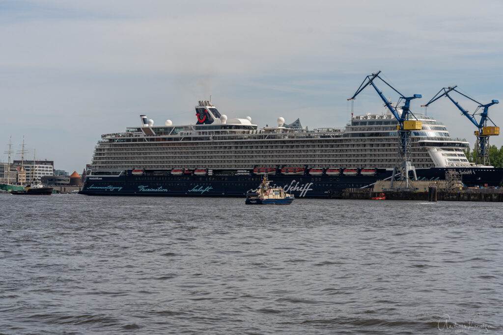 Mein Schiff 1 beim Ausdocken in Hamburg am 01. Mai 2023
