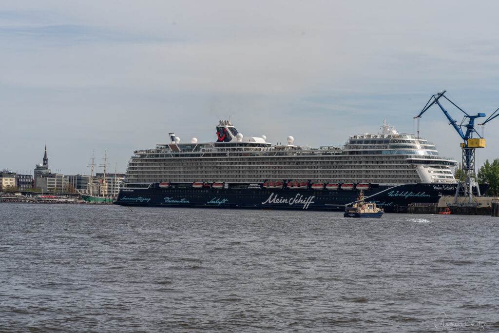 Mein Schiff 1 beim Ausdocken in Hamburg am 01. Mai 2023