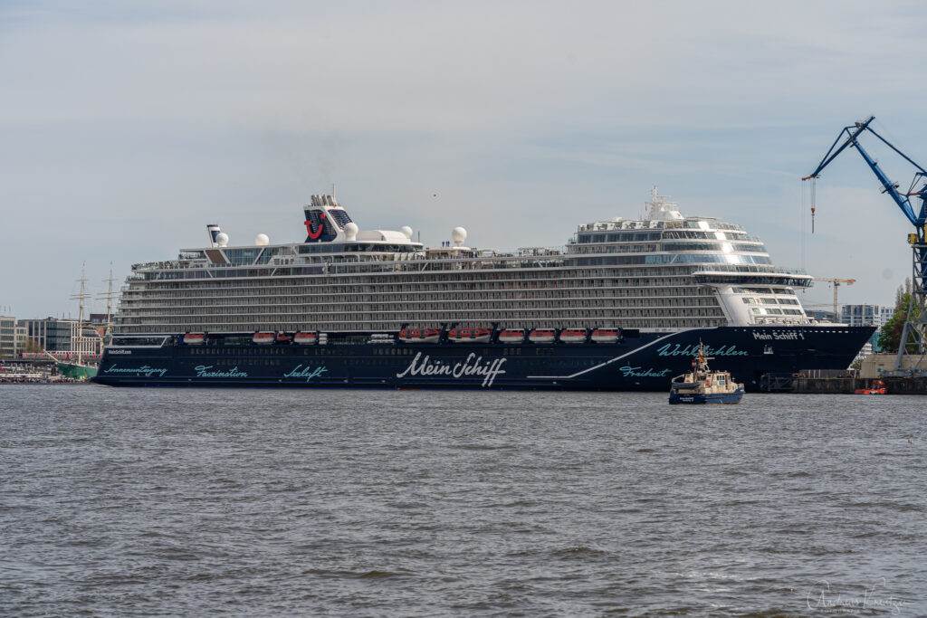 Mein Schiff 1 beim Ausdocken in Hamburg am 01. Mai 2023