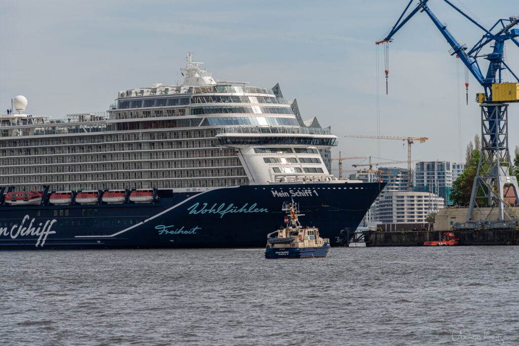 Mein Schiff 1 beim Ausdocken in Hamburg am 01. Mai 2023