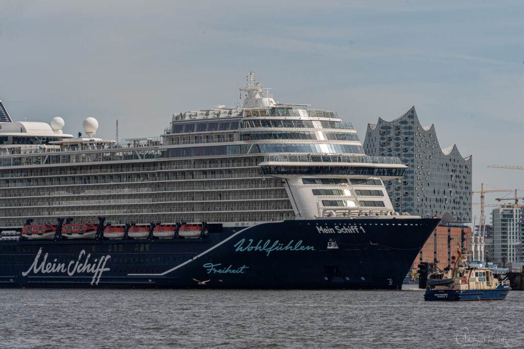 Mein Schiff 1 beim Ausdocken in Hamburg am 01. Mai 2023
