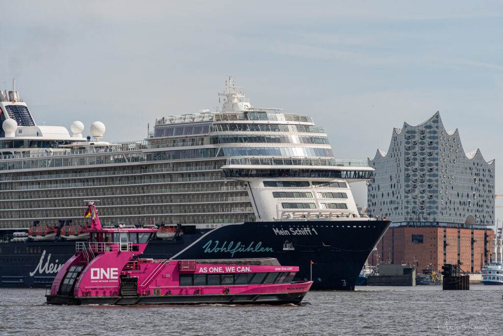 Mein Schiff 1 beim Ausdocken in Hamburg am 01. Mai 2023