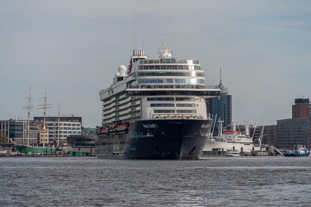 Mein Schiff 1 beim Ausdocken in Hamburg am 01. Mai 2023