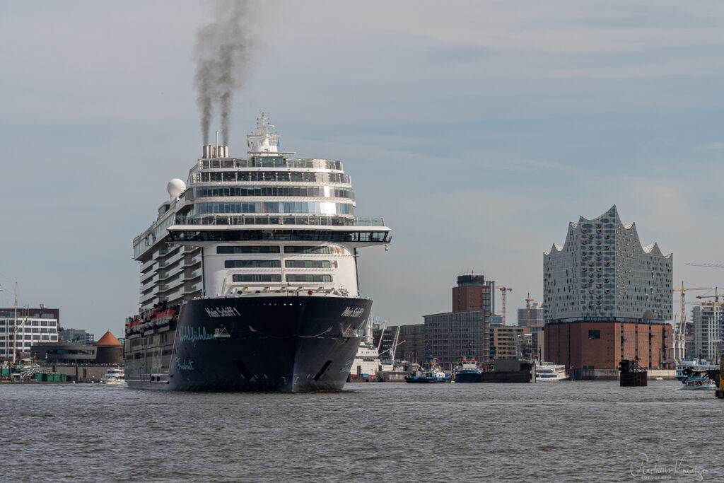 Mein Schiff 1 beim Ausdocken in Hamburg am 01. Mai 2023