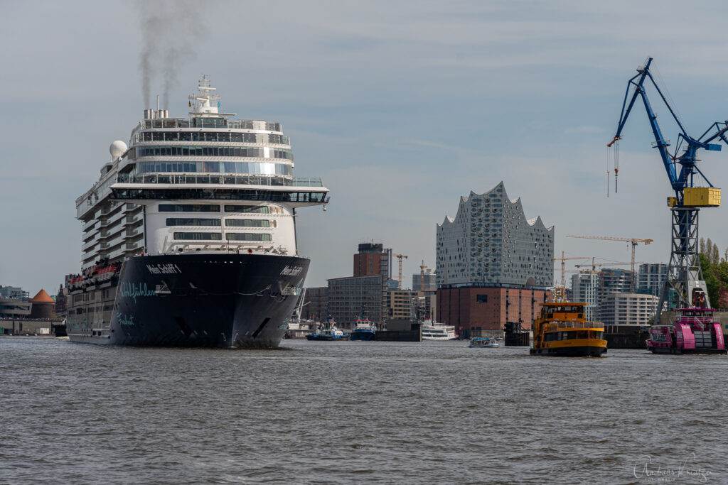 Mein Schiff 1 beim Ausdocken in Hamburg am 01. Mai 2023
