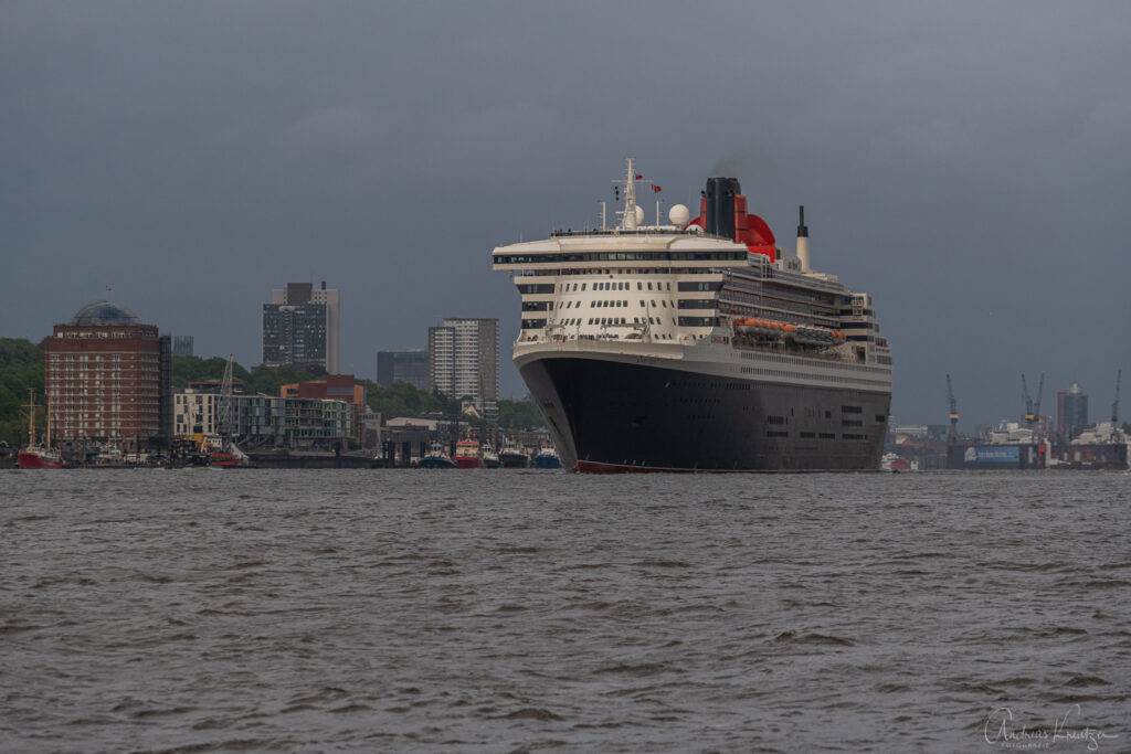 Queen Mary 2 in Hamburg