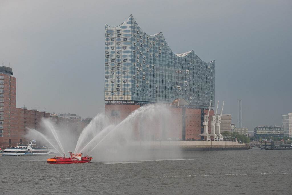 Einlaufparade 829. Hafengeburtstag