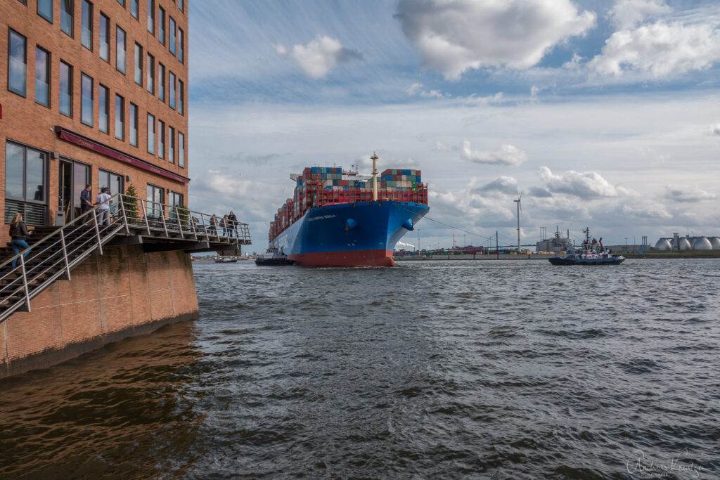 Containerschiff mit Schleppern