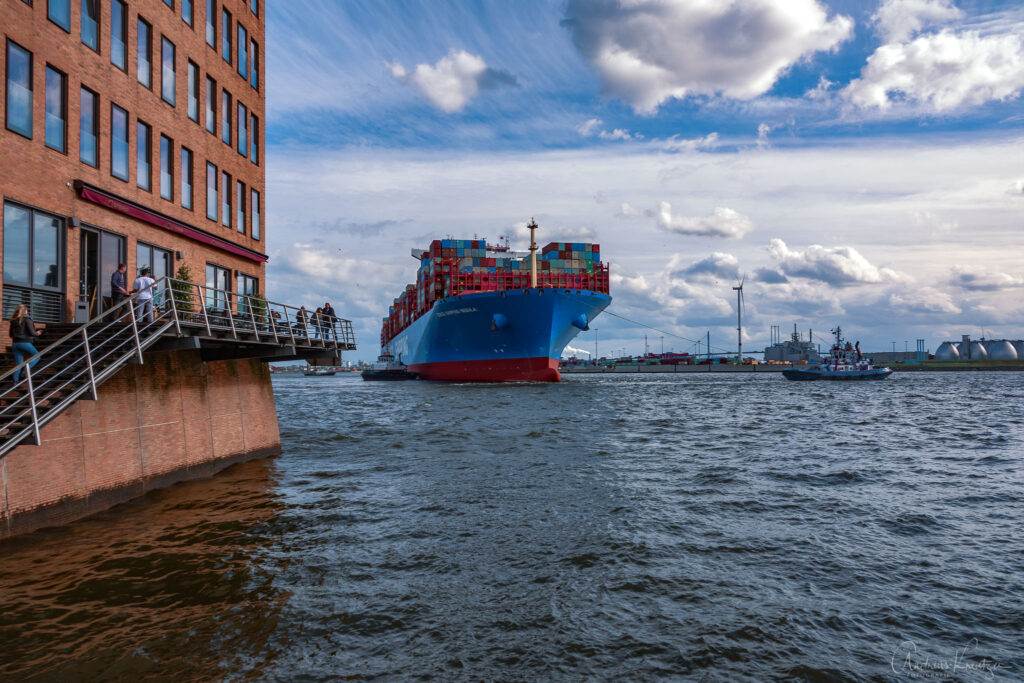 Containerschiff mit Schleppern