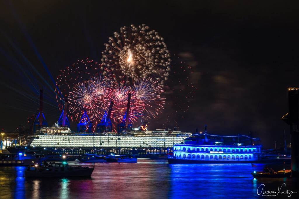 Taufe der Mein Schiff 1  am Hamburger Burchardkai mit Feuerwerk beim 829. Hafengeburtsag