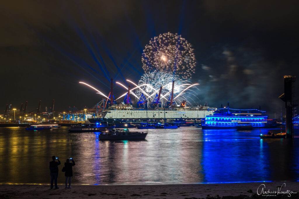 Taufe der Mein Schiff 1  am Hamburger Burchardkai mit Feuerwerk beim 829. Hafengeburtsag