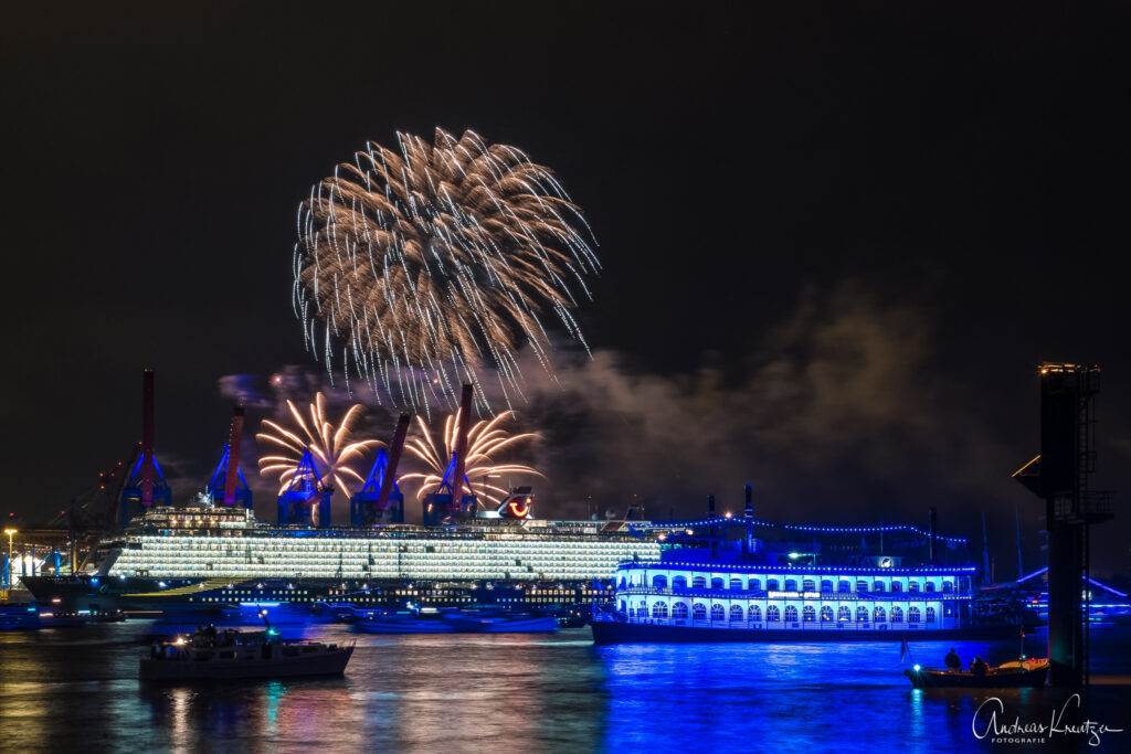 Taufe der Mein Schiff 1  am Hamburger Burchardkai mit Feuerwerk beim 829. Hafengeburtsag