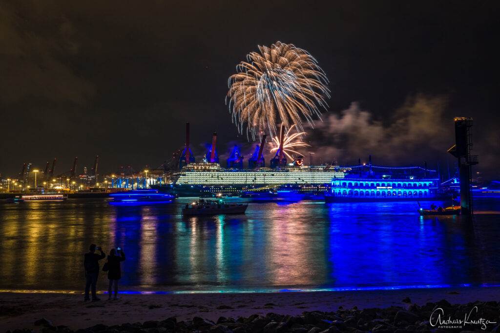 Taufe der Mein Schiff 1  am Hamburger Burchardkai mit Feuerwerk beim 829. Hafengeburtsag