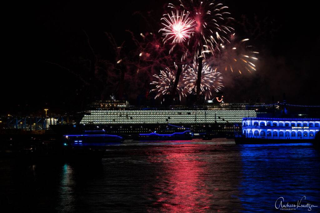 Taufe der Mein Schiff 1  am Hamburger Burchardkai mit Feuerwerk beim 829. Hafengeburtsag