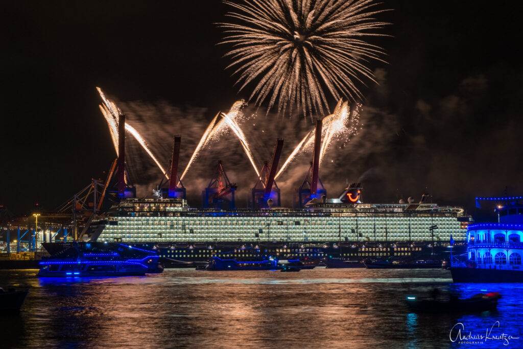 Taufe der Mein Schiff 1  am Hamburger Burchardkai mit Feuerwerk beim 829. Hafengeburtsag