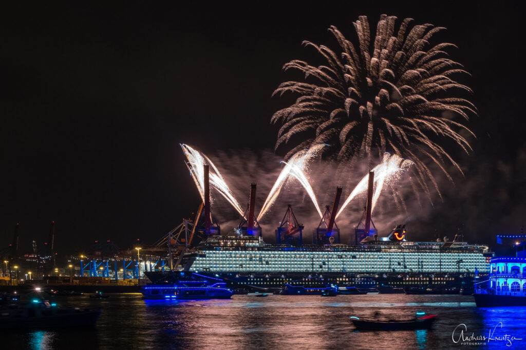 Taufe der Mein Schiff 1  am Hamburger Burchardkai mit Feuerwerk beim 829. Hafengeburtsag