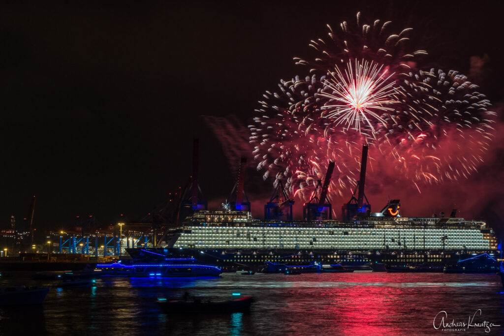 Taufe der Mein Schiff 1  am Hamburger Burchardkai mit Feuerwerk beim 829. Hafengeburtsag