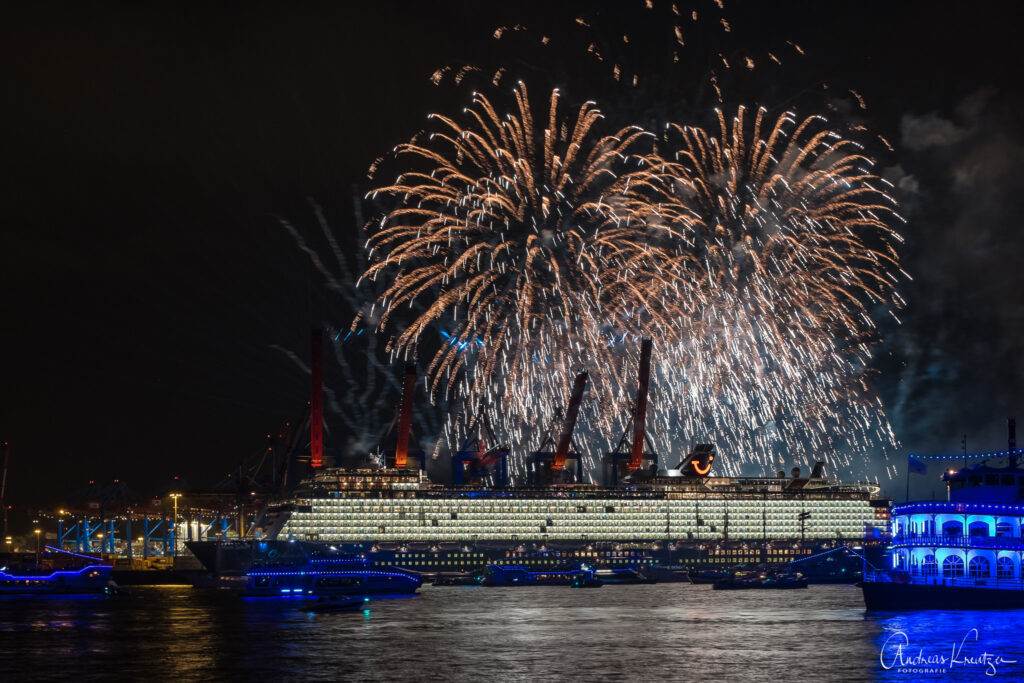 Taufe der Mein Schiff 1  am Hamburger Burchardkai mit Feuerwerk beim 829. Hafengeburtsag