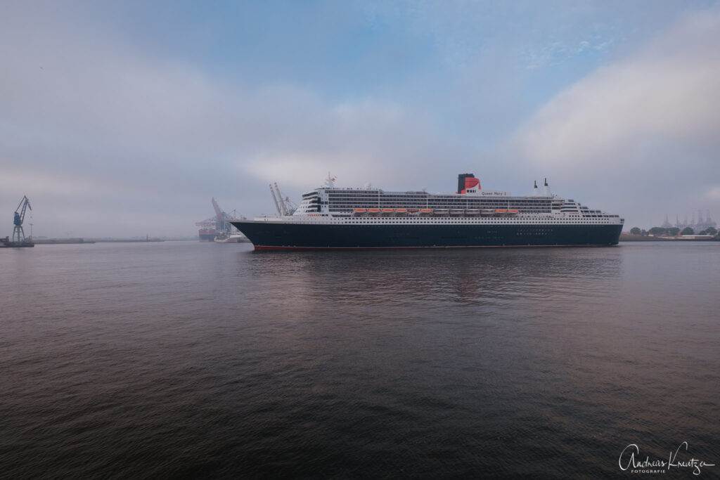 Queen Mary 2 am 27.5.18 in Hamburg