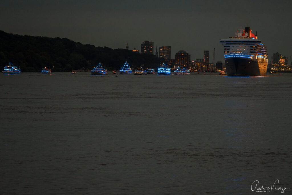 Queen Mary 2 in Blue Port Beleuchtung mit Begleitschiffen