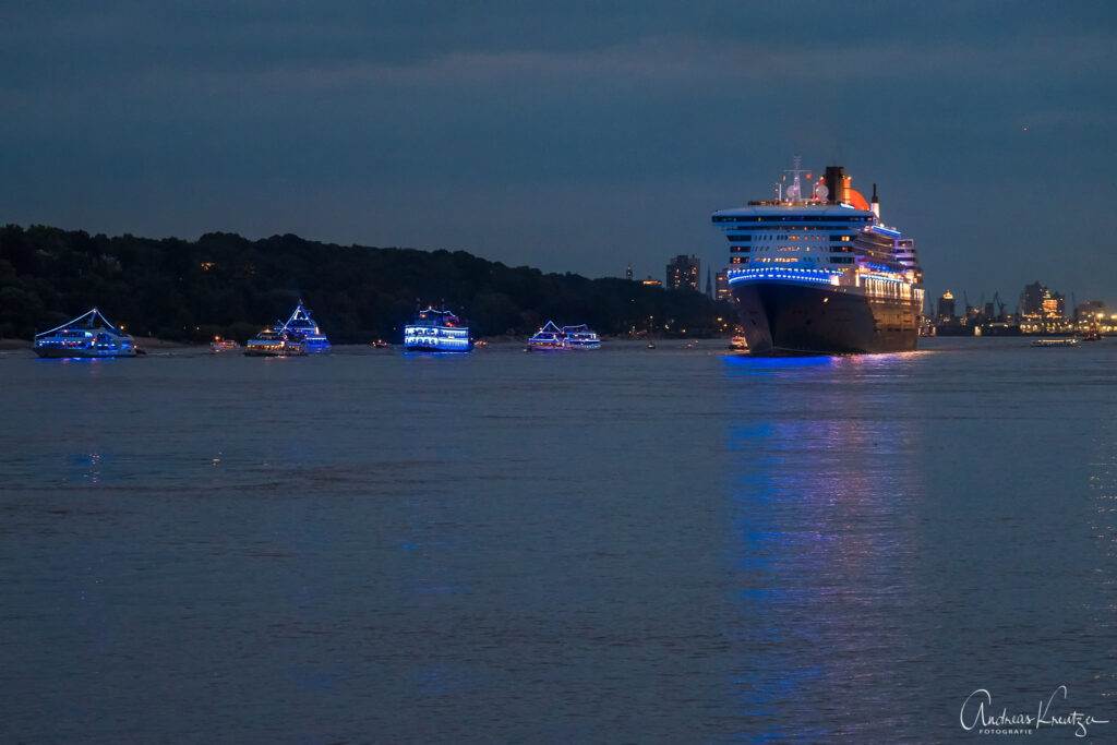 Queen Mary 2 in Blue Port Beleuchtung mit Begleitschiffen