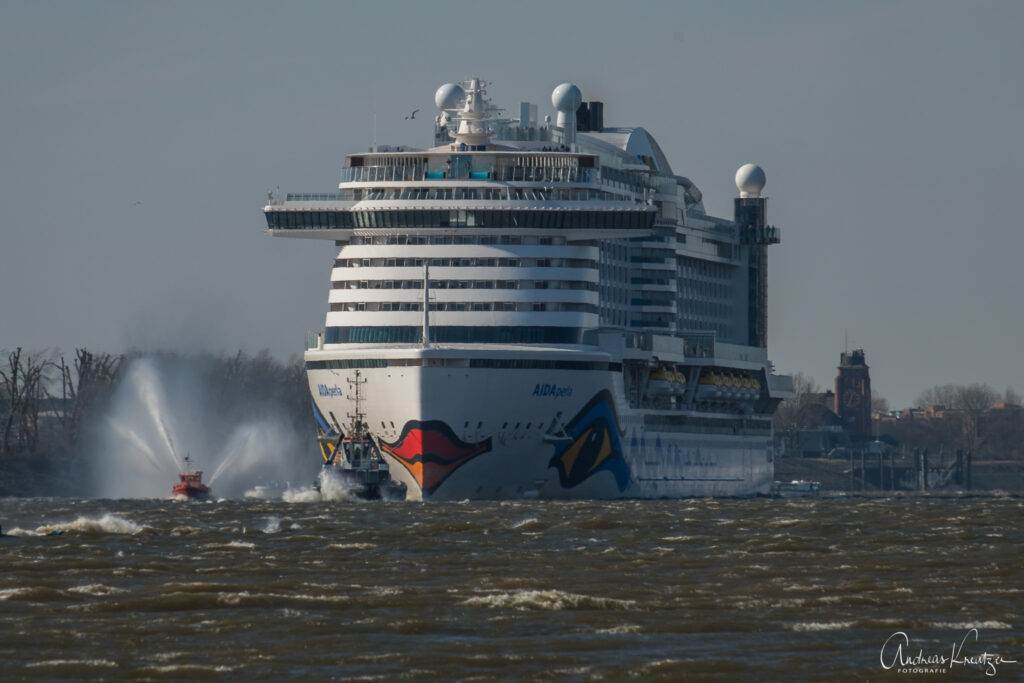 AIDAperla Erstanlauf in Hamburg