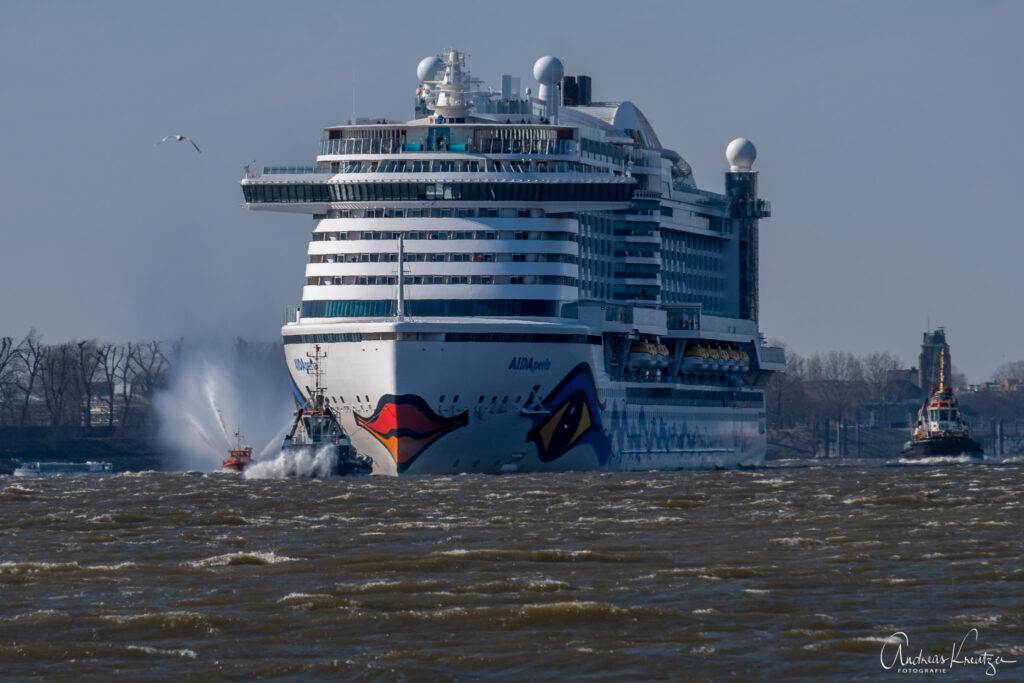 AIDAperla Erstanlauf in Hamburg