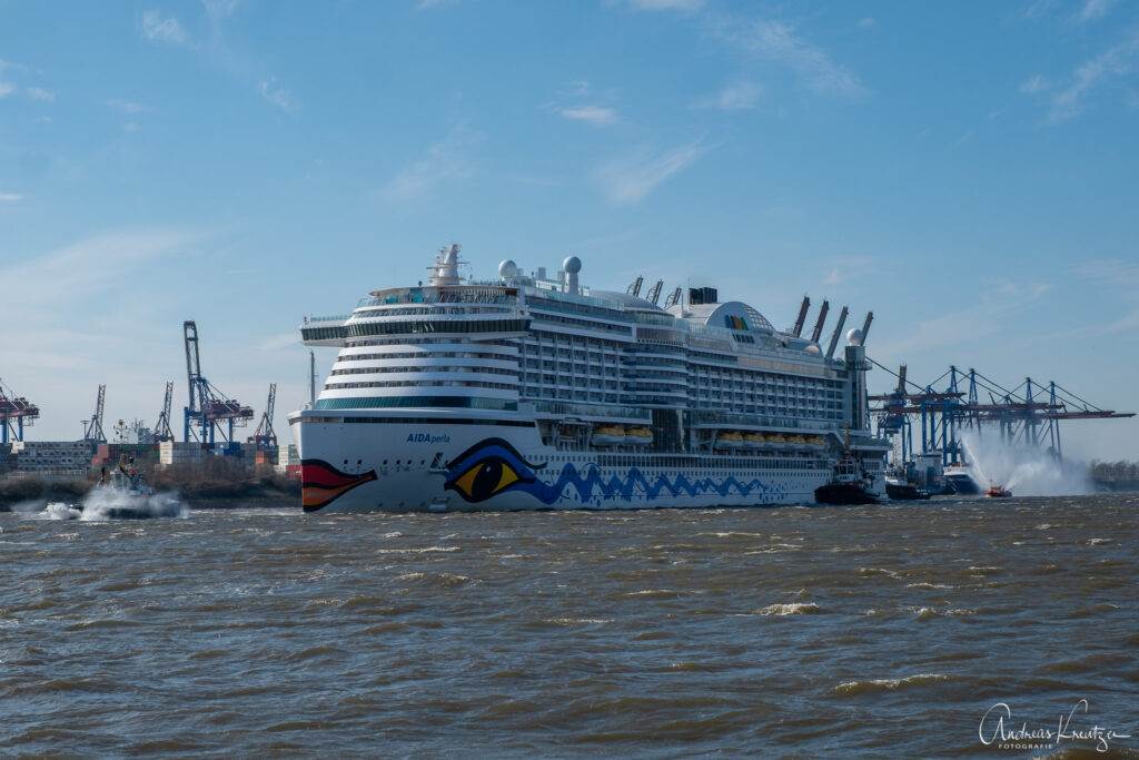 AIDAperla vor dem Burchardkai in Hamburg