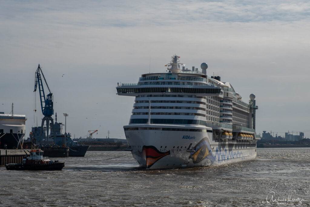 AIDAperla bei der Drehung im Hamburger Holzhafen