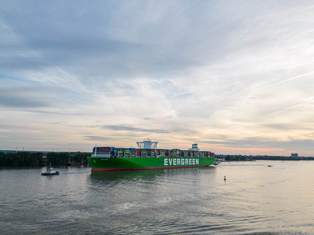 Containerschiff Ever Goods