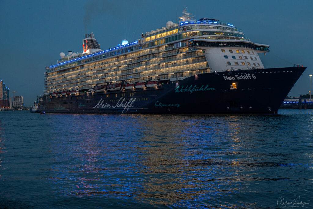 Mein Schiff 6 bei der Cruise Days Parade 2023