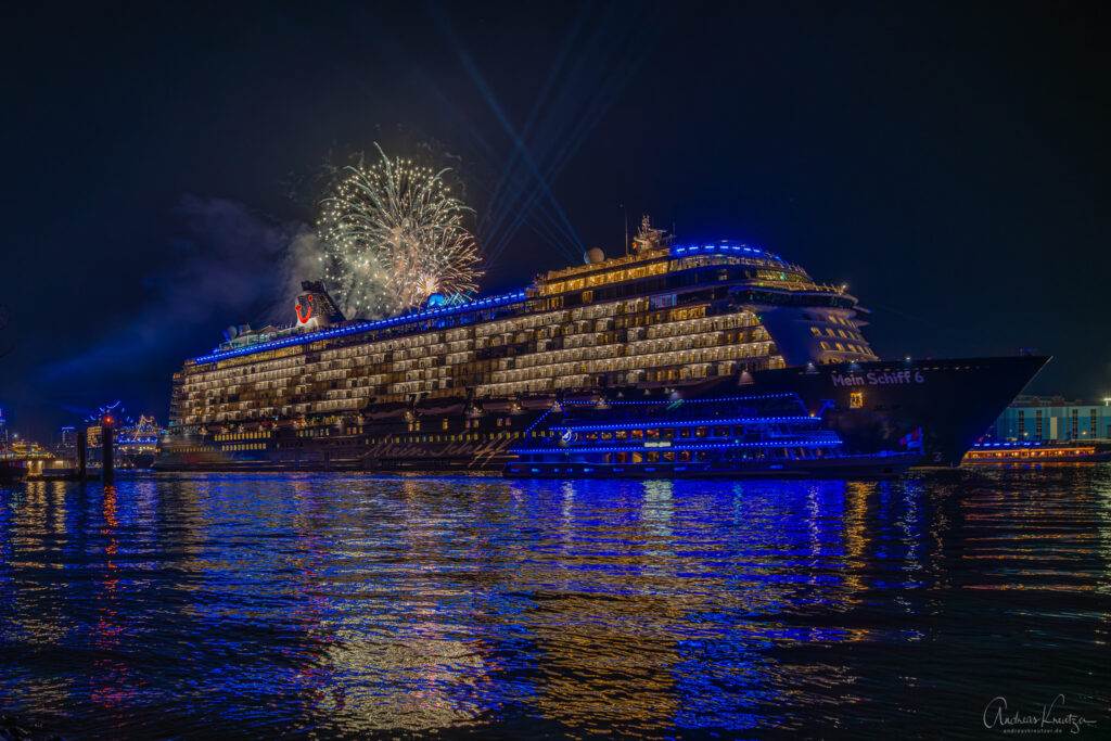Mein Schiff 6 bei der Cruise Days Parade 2023