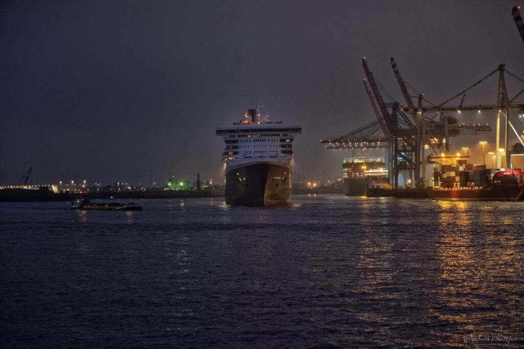 Queen Mary 2 morgens in Hamburg