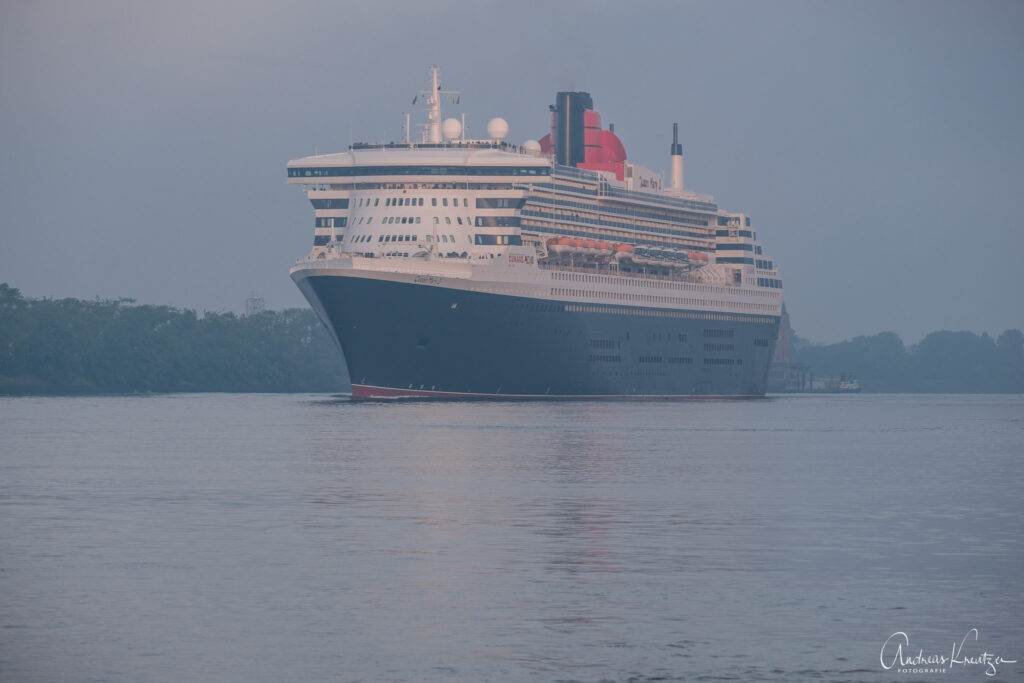 Queen Mary 2 am 27.5.18 in Hamburg