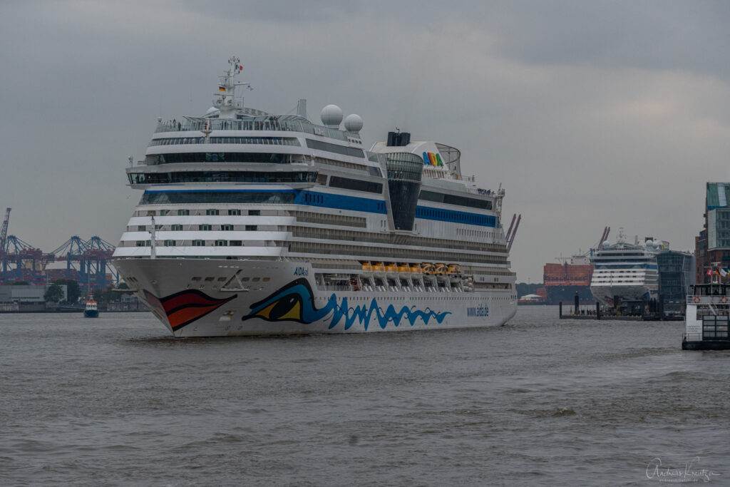 AIDAsol auf dem Weg zum Dock 17