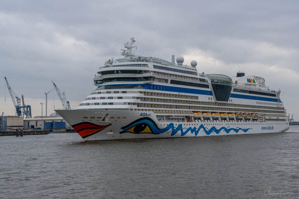 AIDAsol auf dem Weg zum Dock 17