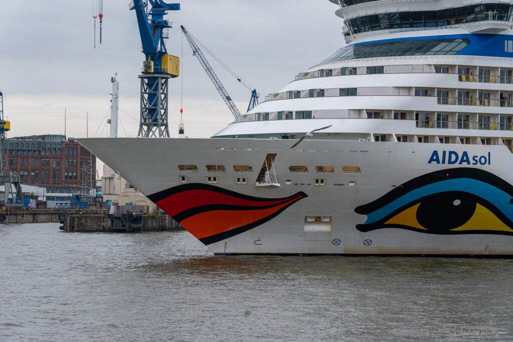 AIDAsol auf dem Weg zum Dock 17