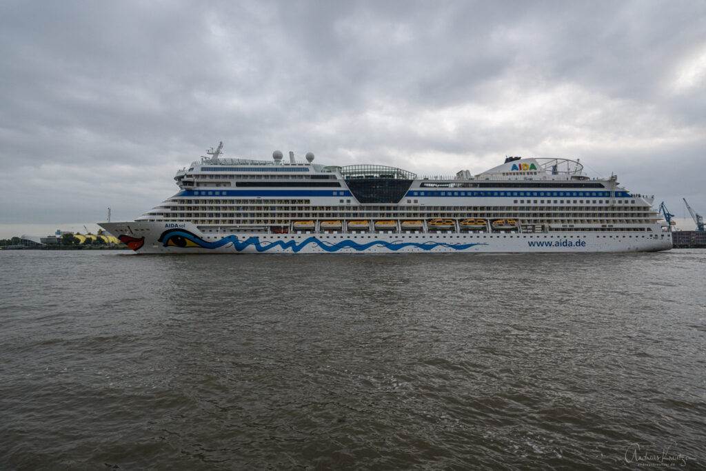 AIDAsol auf dem Weg zum Dock 17