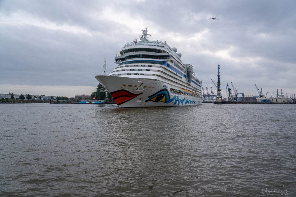 AIDAsol auf dem Weg zum Dock 17