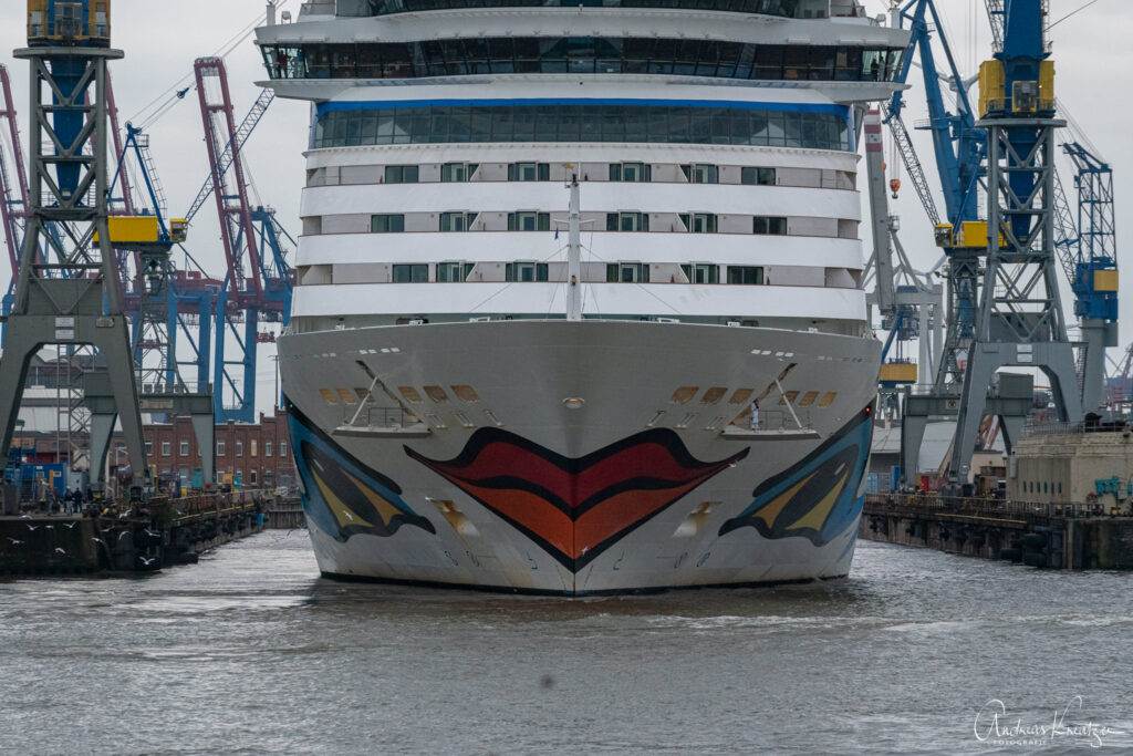 AIDAsol beim Eindocken bei Blohm & Voss