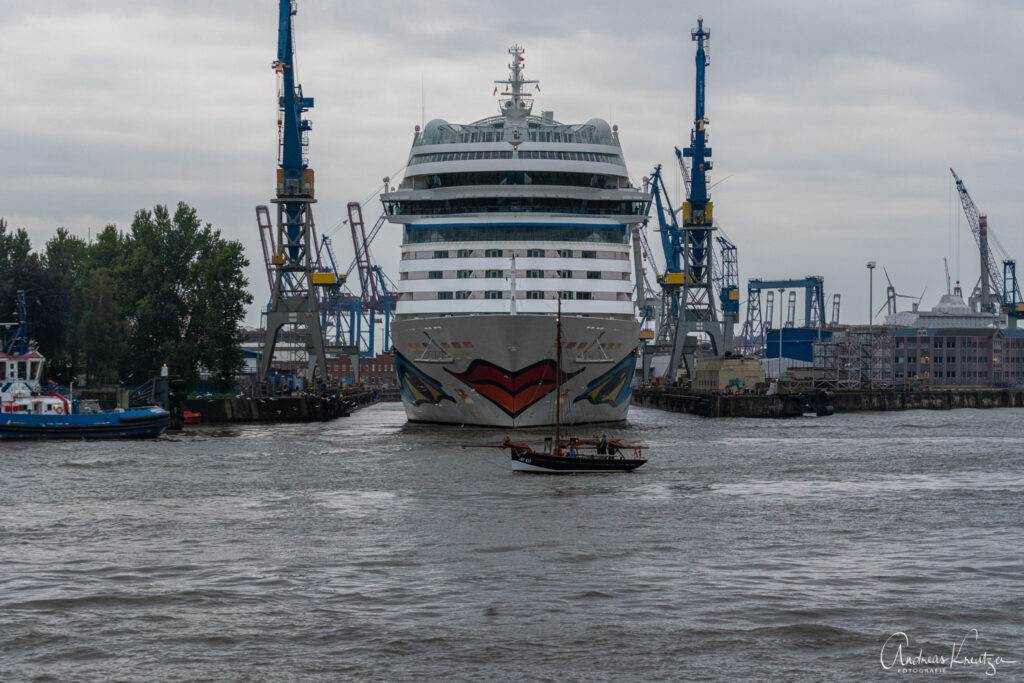 AIDAsol beim Eindocken bei Blohm & Voss