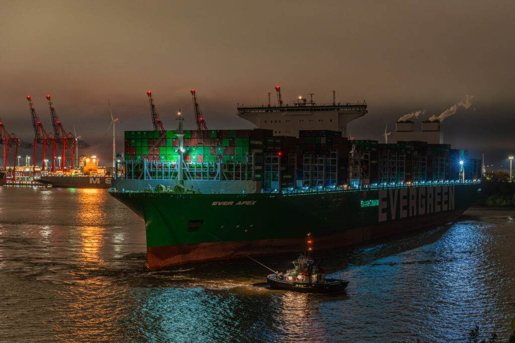 EVER APEX morgens in Hamburg